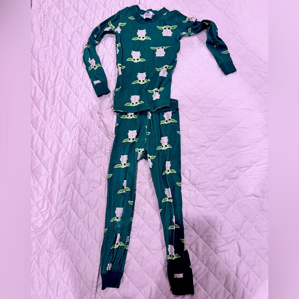 Hanna Andersson Star Wars Jammies
Size 5
#babyyoda
#starwars